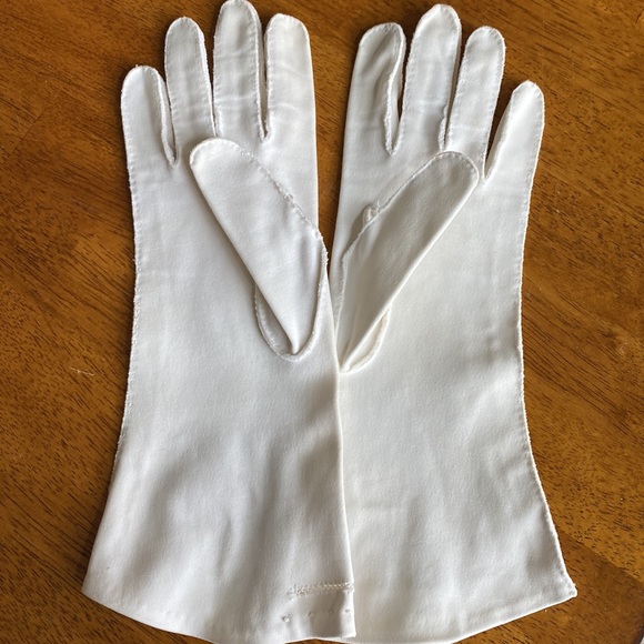 Vintage white long fancy dress gloves. Details on outside of gloves. Fits sm-med - Picture 4 of 6